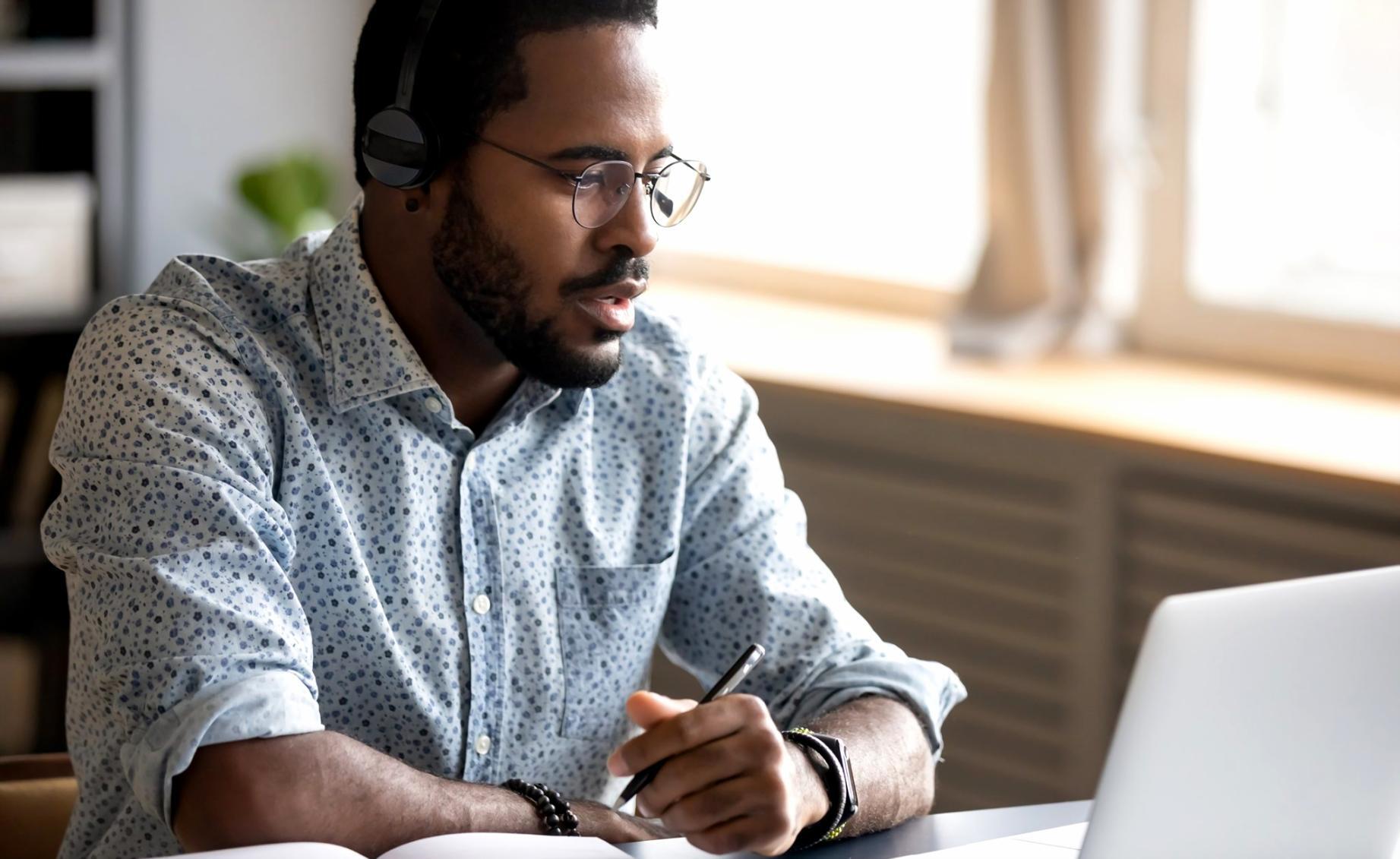 Studenti che seguono lezioni online da diverse località italiane